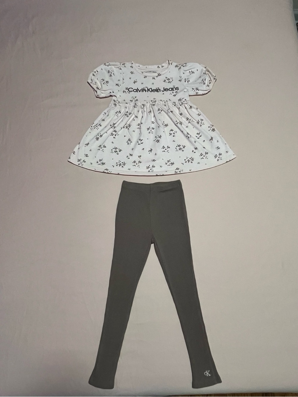 Calvin Klein Girls 2-Piece Outfit Set White Floral Top & Gray Leggings Size 5